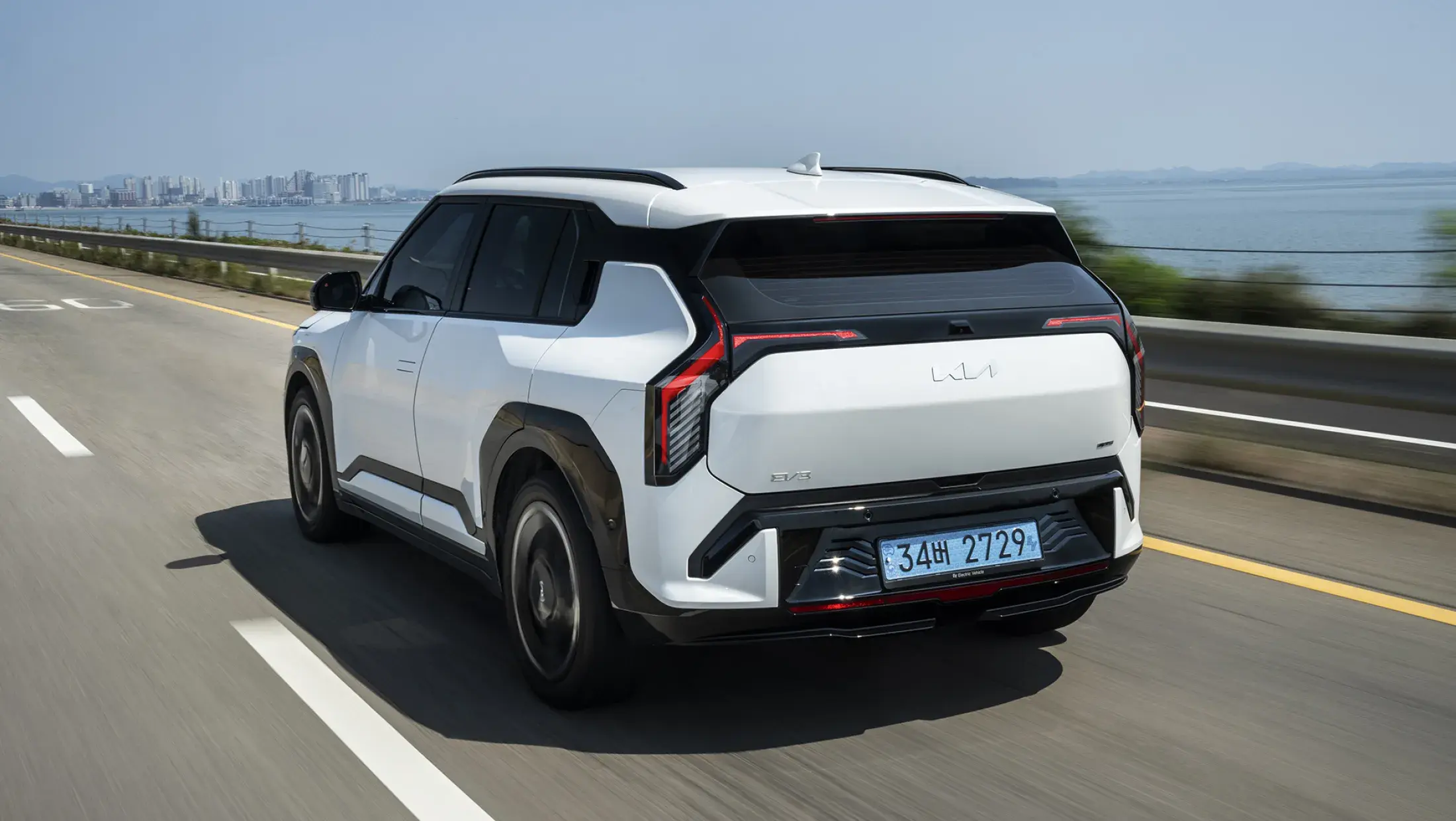 Kia EV3 achterkant Kooijman Autogroep