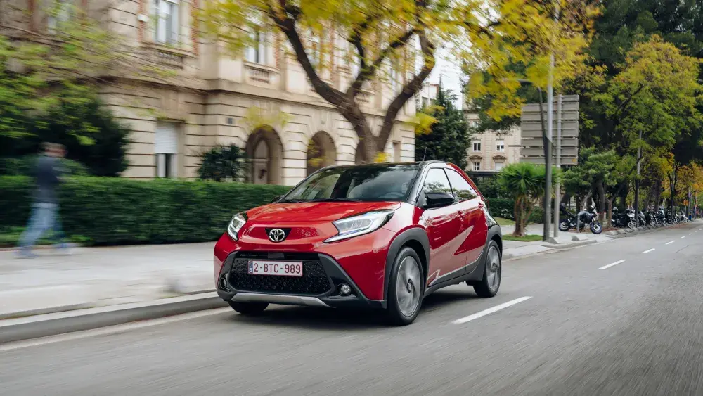 Rode Aygo X met straatbeeld